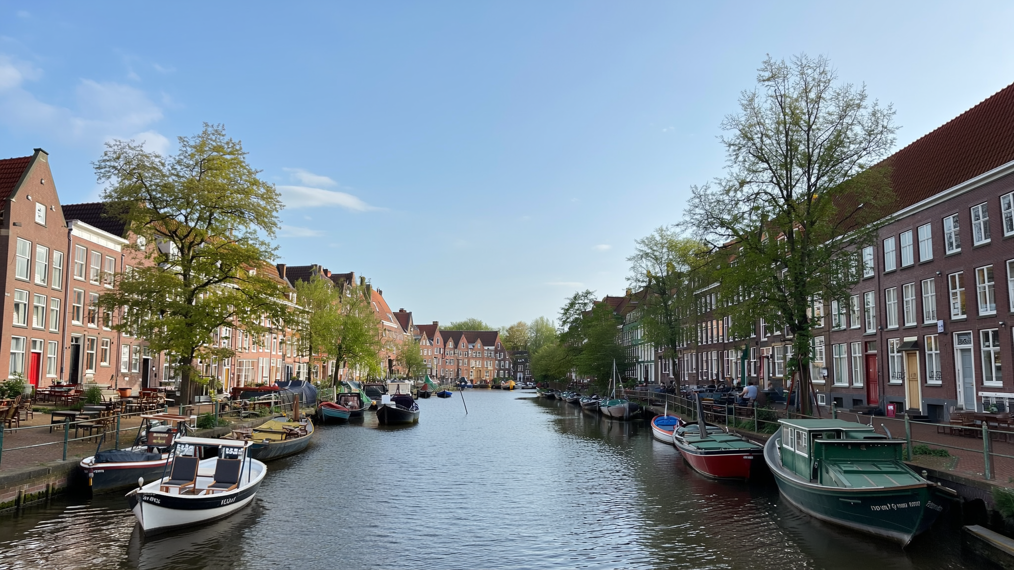 Gracht met rijtjeshuizen in Overschie, het dorp waar de praktijk gevestigd is
